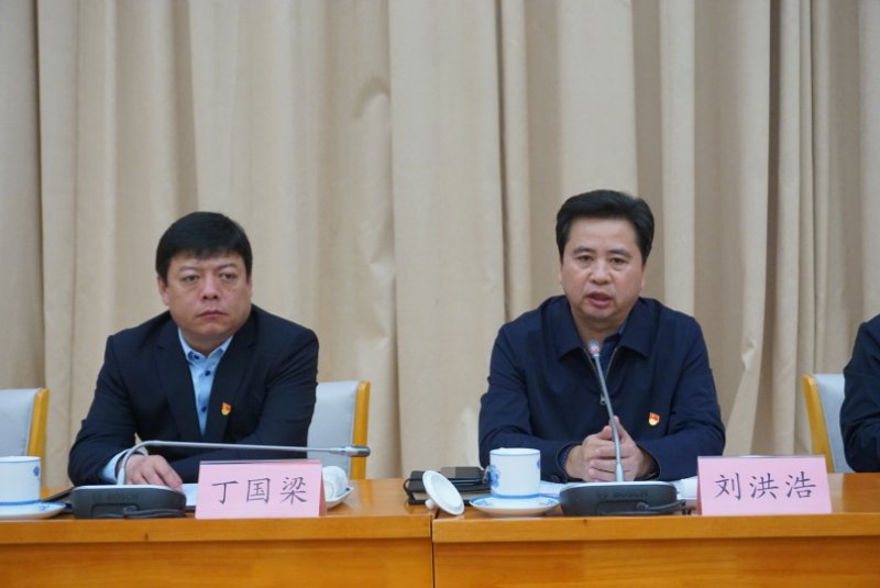 县区动态 区委副书记丁国梁,中原石油勘探局公用事业处处长李强,油田